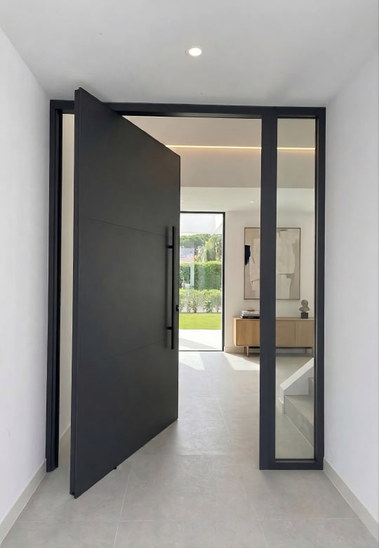 puertas-de-seguridad-pivotantes-a-medida-en-malaga-2