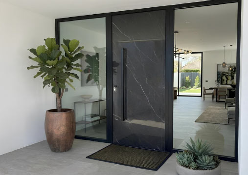 puertas-de-seguridad-pivotantes-a-medida-en-malaga